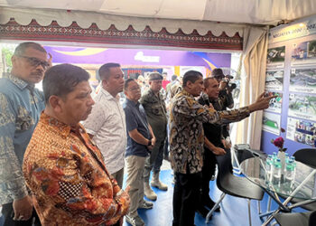 Kabir Bedi Beri Penjelasan kepada Gubsu saat Berkunjung ke Stand Perumda Tirtanadi