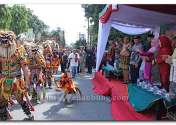 Bupati Asahan Lepas Parade Seni dan Budaya 14 Etnis