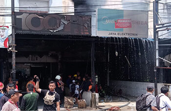 Toko Elektronik di Medan Deli Musnah Terbakar