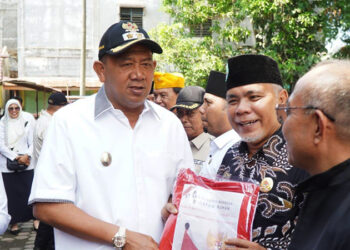 Jelang HUT Kemerdekaan RI, Plt Bupati Langkat Ikut Bagikan 10 Juta Bendera Merah Putih
