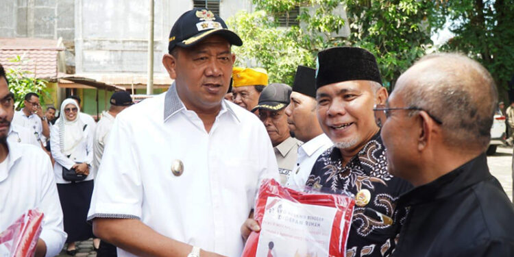 Jelang HUT Kemerdekaan RI, Plt Bupati Langkat Ikut Bagikan 10 Juta Bendera Merah Putih