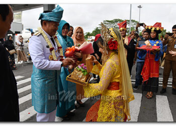 Tiba di Bandara Kualanamu, Pj Gubernur Sumut Hassanudin Dipakaikan Tanjak Melayu