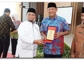 Ikut Serahkan 14 Bantuan Bedah Rumah, Syah Afandin Terima Penghargaan Tokoh Peduli Zakat Baznas Langkat