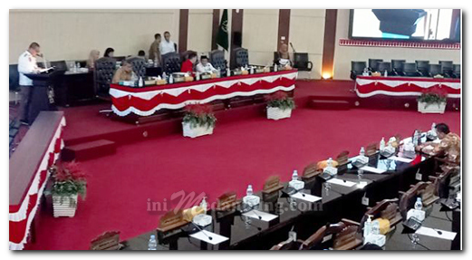 Ketua Fraksi Partai Golkar Sampaikan Pandangan Umum R.APBD 2024
