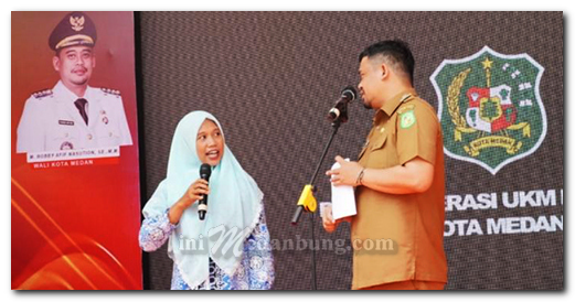 Pameran Dagang Lokal, Bobby Serahkan Bantuan untuk Kelompok Usaha Bersama