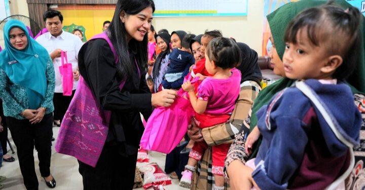 Ketua TP PKK Kota Medan Berikan Makanan Tambahan Kepada Anak Stunting