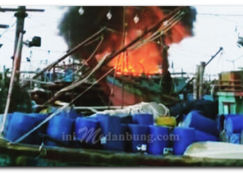 Dua Kapal Ikan Pukat Trawl Terbakar di Gabion Belawan