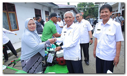 Percepatan Swasembada, Pemkab Asahan Menyerahkan Bantuan Alat Mesin Pertanian