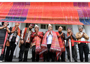 Lepas Ulos 1.000 Meter di Monas, Pj Gubernur Harapkan Hari Ulos Nasional Ditetapkan Pemerintah Pusat