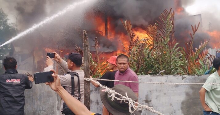 Pipa Milik Pertamina Meledak, Membakar 6 Unit Rumah Warga Belawan