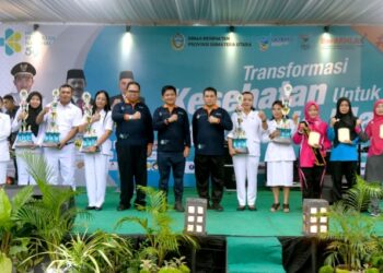 Puncak HKN ke-59 Tingkat Sumut, Pj Gubernur Serahkan Penghargaan kepada Nakes dan Kader Posyandu Berprestasi