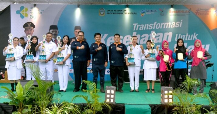 Puncak HKN ke-59 Tingkat Sumut, Pj Gubernur Serahkan Penghargaan kepada Nakes dan Kader Posyandu Berprestasi