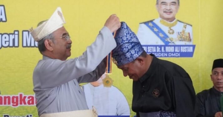 Dinilai Perjuangkan Harkat Melayu Islam, Syah Afandin Dianugerahi Temenggong Tun Hassan