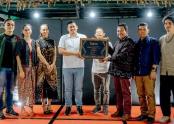 Bobby Terima Penghargaan Pelopor Kebangkitan Film Medan