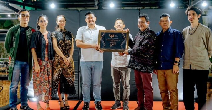 Bobby Terima Penghargaan Pelopor Kebangkitan Film Medan