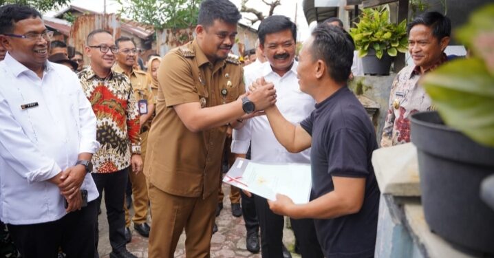 Bagikan Sertipikat PTSL, Bobby Siap Gebuk Jajaran Terlibat Mafia Tanah