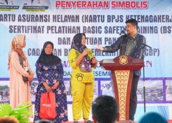 Serahkan Kartu BPJS, Bobby Ingin Nelayan Indah Jadi Kampung Pengolahan Ikan