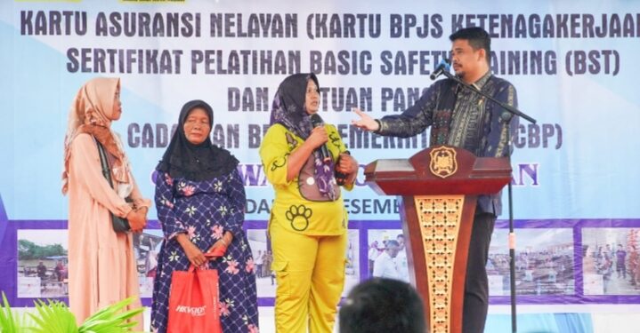 Serahkan Kartu BPJS, Bobby Ingin Nelayan Indah Jadi Kampung Pengolahan Ikan