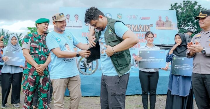 Bobby Dinobatkan Sebagai Bapak Olahraga Tradisional