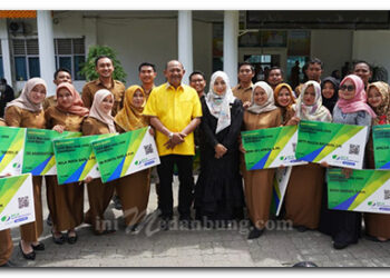 Syah Afandin Serahkan BPJS Ketenagakerjaan Operator sekolah dan Kecamatan di Langkat