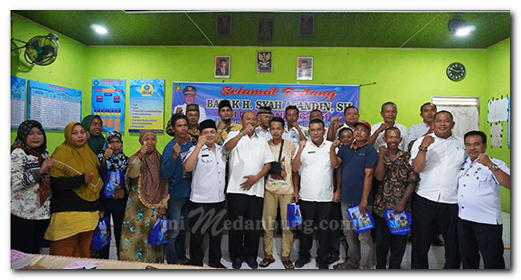 Serahkan Bantuan Bedah Rumah, Syah Afandin: Jalan Stabat-Secanggang Segera Diperbaiki, Anggarannya Rp90 M