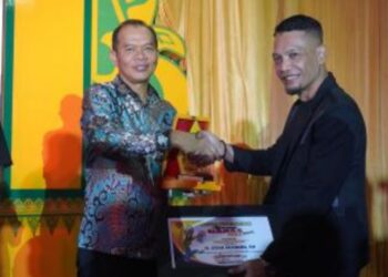 Yong Ganas Anugerahi Syah Afandin Tokoh Peduli Sosial