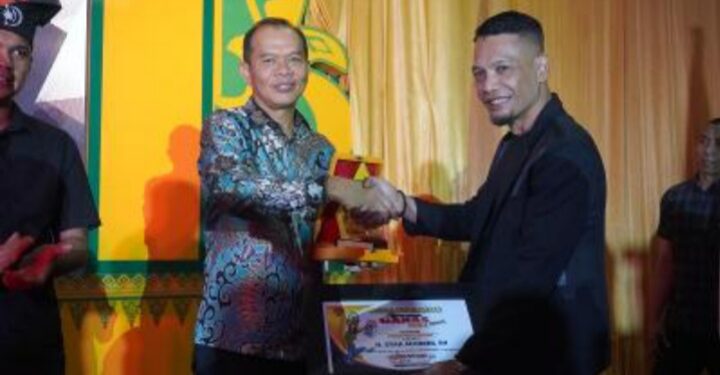 Yong Ganas Anugerahi Syah Afandin Tokoh Peduli Sosial