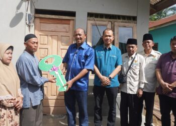 Syah Afandin Serahkan Kunci Bedah Rumah Baznas ke Warga Gebang