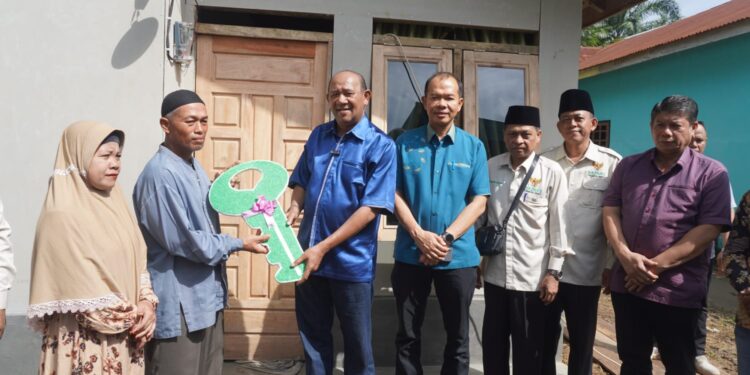 Syah Afandin Serahkan Kunci Bedah Rumah Baznas ke Warga Gebang