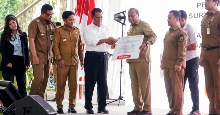 Pj Gubernur Sumut Dampingi Mentan Serahkan Bantuan Pertanian Senilai Rp534 Miliar