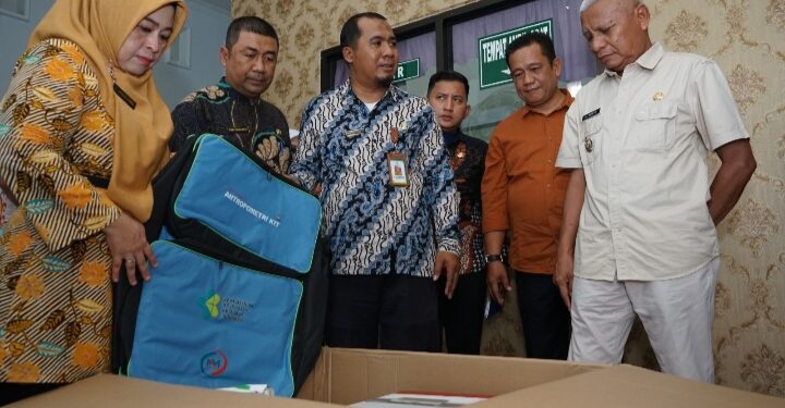 Bupati Asahan Serahkan Bantuan Alat Kesehatan di UPTD Pulau Rakyat