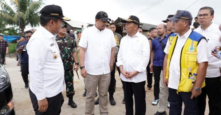 Bobby Dampingi Menko PMK Tinjau Belawan Bahari