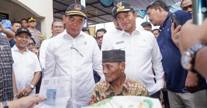 Pj Gubernur Sumut Dampingi Menteri PMK Serahkan Bantuan Pangan CPP di Belawan