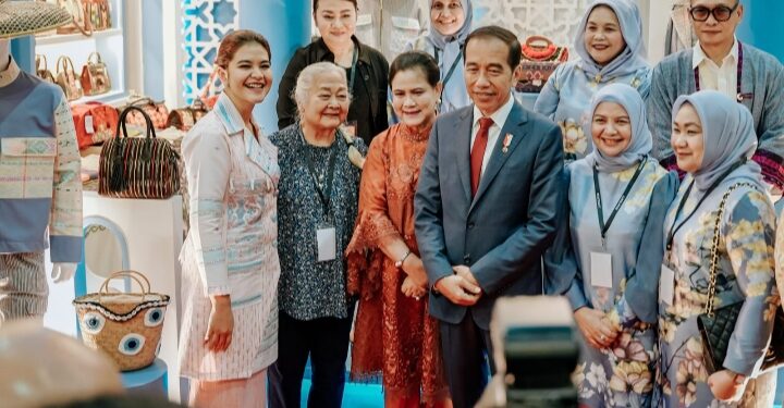 Presiden dan Ibu Negara Kunjungi Stand Dekranasda Kota Medan di INACRAFT 2024