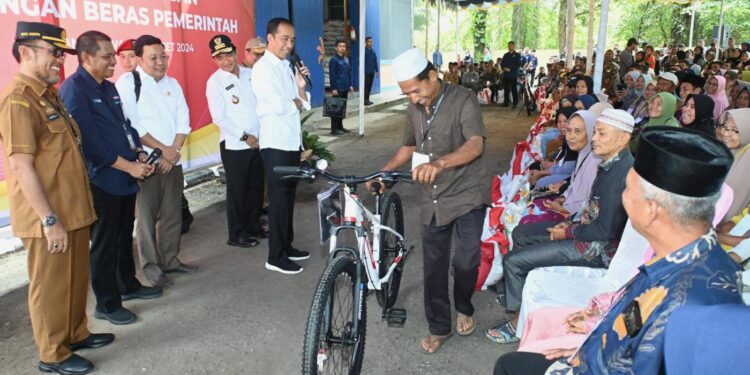 Jokowi Salurkan Bantuan Pangan di Padanglawas, Hassanudin Pastikan Pemprov Komitmen Jaga Stabilitas dan Ketahanan Pangan di Sumut