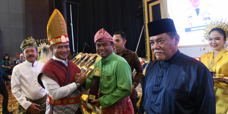 Beri Penghargaan Pembangunan Daerah Terbaik, Pj Gubernur Apresiasi Sinergi Daerah Membangun Sumut