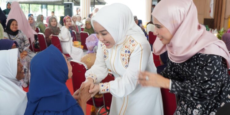 Pj Ketua PKK Kab.Langkat Uke Faisal Hasrimy Sambut Bulan Suci Ramadhan dengan Berbagi ke Kaum Dhuafa