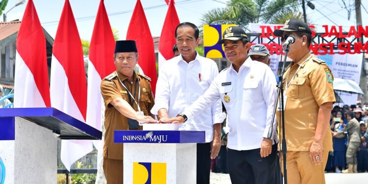Pj Gubernur Sumut Pastikan Pemerintah Bahu-membahu Benahi Infrastruktur Jalan Daerah