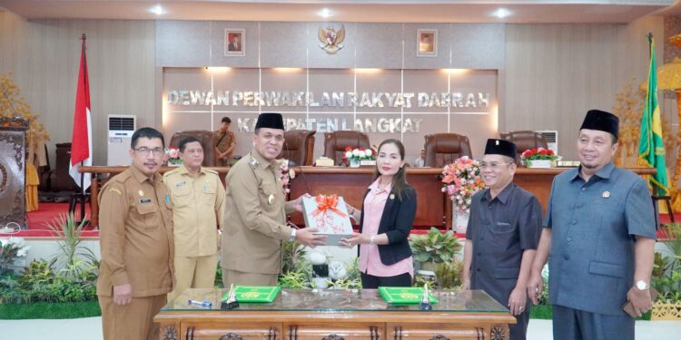 Faisal Hasrimy Sampaikan LKPJ Bupati Langkat 2023 dan Perubahan Propemperda di Paripurna DPRD