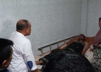 Pj. Bupati Langkat Faisal Hasrimy Menjenguk Staf Dinas Kominfo Terkena Serangan Jantung