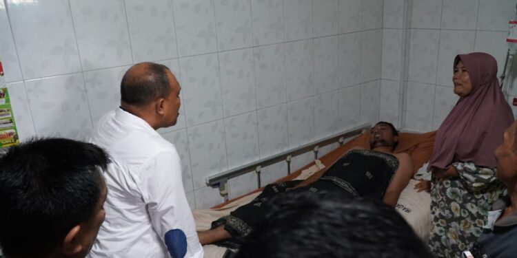 Pj. Bupati Langkat Faisal Hasrimy Menjenguk Staf Dinas Kominfo Terkena Serangan Jantung