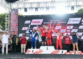 Serahkan Piala Juara F1 Powerboat Danau Toba 2024, Pj Gubernur Sumut Sebut F1 Powerboat Promosi Wisata Berkelanjutan