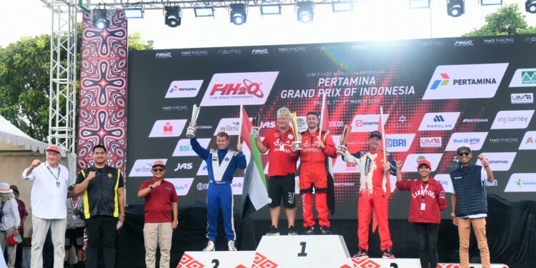 Serahkan Piala Juara F1 Powerboat Danau Toba 2024, Pj Gubernur Sumut Sebut F1 Powerboat Promosi Wisata Berkelanjutan