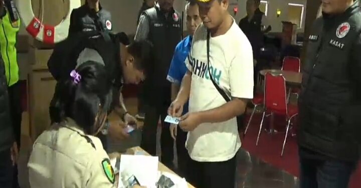 Satuan Narkoba Polres Pelabuhan Belawan Tes Urine ABK KM Kelud