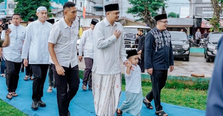 Salat Idulfitri Bersama Ribuan Warga, Bobby: Maknai 1 Syawal untuk Saling Memaafkan