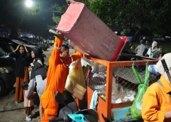Di Tengah Gema Takbiran, Petugas Kebersihan Tetap Siaga Membersihkan Sampah