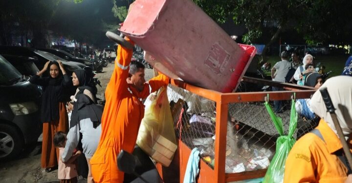 Di Tengah Gema Takbiran, Petugas Kebersihan Tetap Siaga Membersihkan Sampah