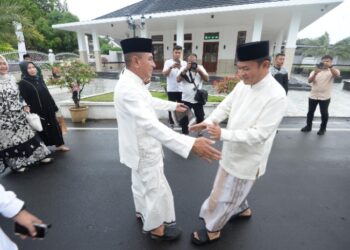 Pj Gubernur Sumut Salat Idulfitri Bersama Ribuan Masyarakat di Halaman Rumah Dinas