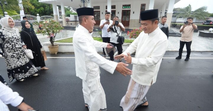 Pj Gubernur Sumut Salat Idulfitri Bersama Ribuan Masyarakat di Halaman Rumah Dinas