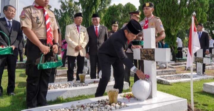 Ziarah ke Makam Pemimpin Terdahulu, Pj Gubernur Hassanudin Berharap HUT ke-76 Bawa Sumut Lebih Hebat